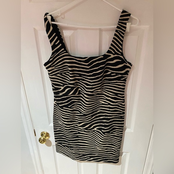 H&M zebra stripped dress size large. Never worn - Picture 1 of 5